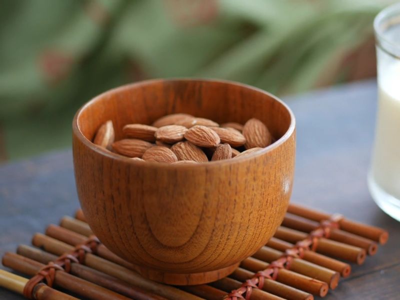 bademi u drvenoj činiji