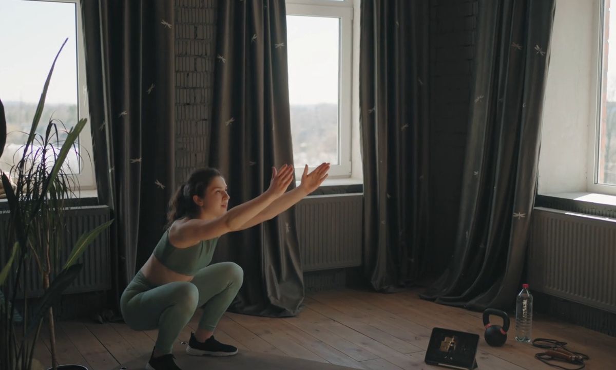 devojka izvodi čučanj